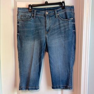 ⚡️ 3 for $30 ⚡️ Seven7 Distressed Jean Capris, Women’s Size 16